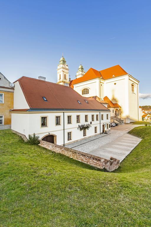 Hotel Salety Valtice Bagian luar foto
