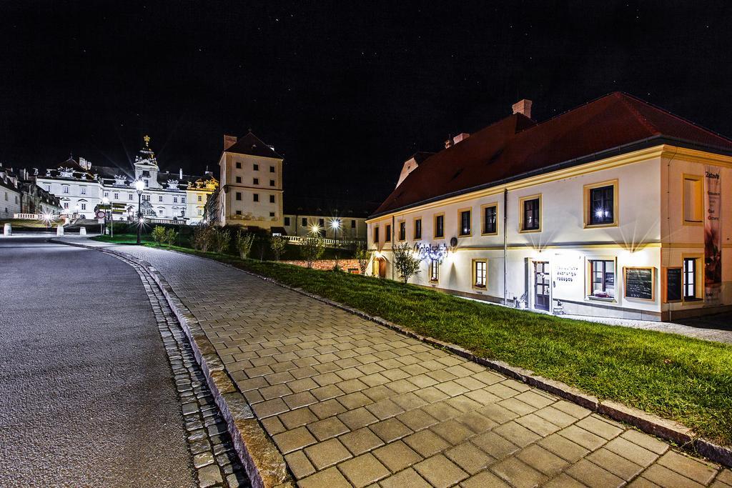 Hotel Salety Valtice Bagian luar foto