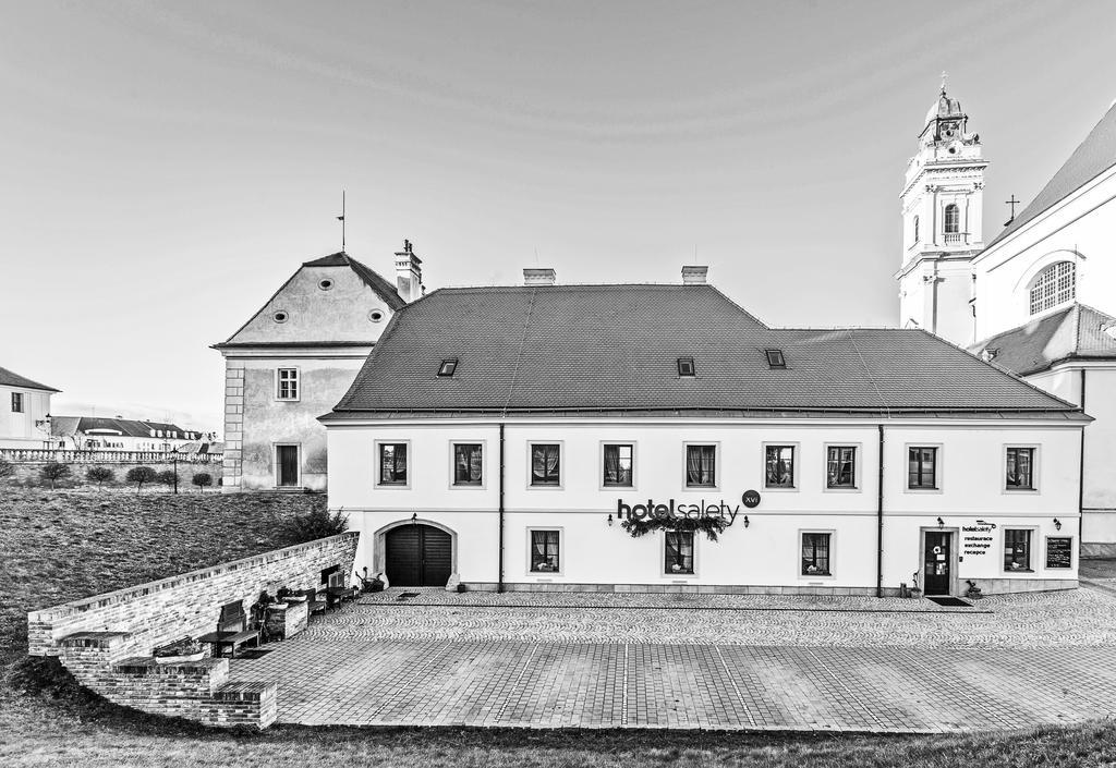 Hotel Salety Valtice Bagian luar foto