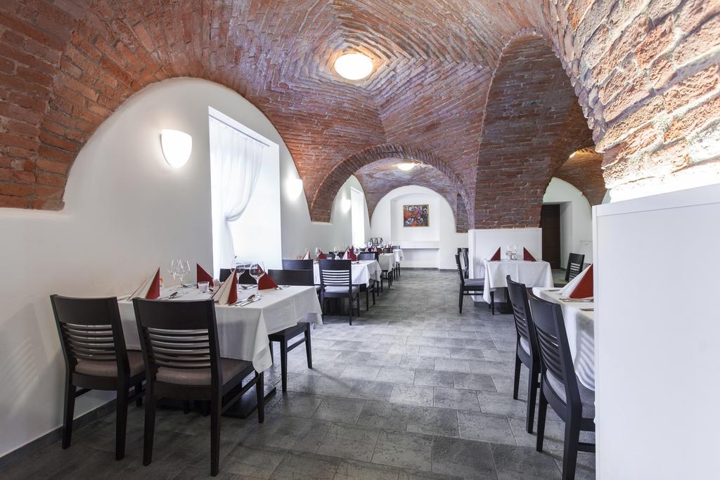 Hotel Salety Valtice Bagian luar foto