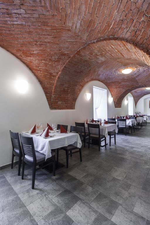 Hotel Salety Valtice Bagian luar foto