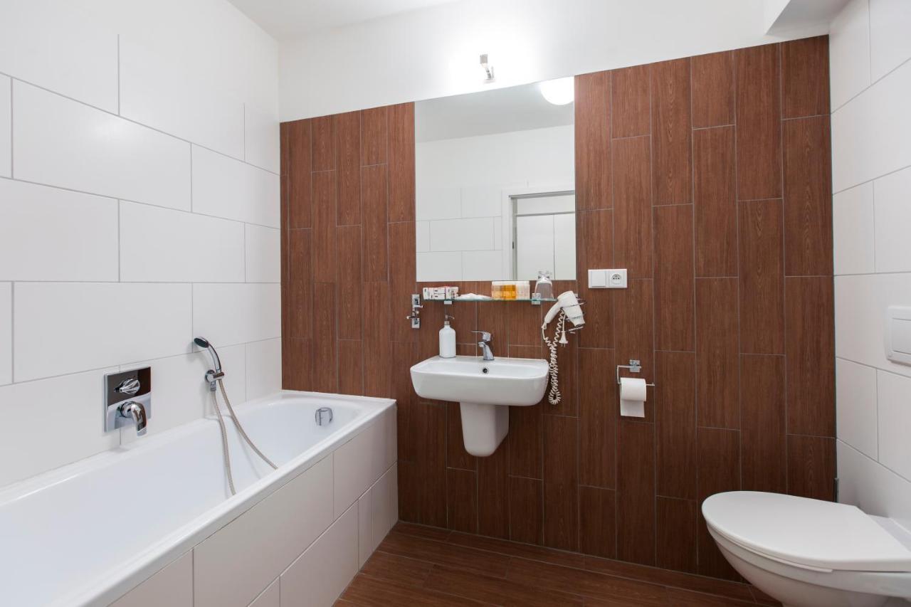 Hotel Salety Valtice Bagian luar foto